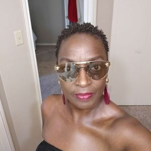 Meet your Posher, Janet